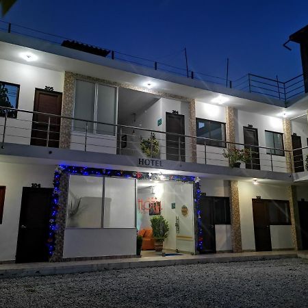 Hotel Paraiso Plaza Пуерто Триунфо Екстериор снимка